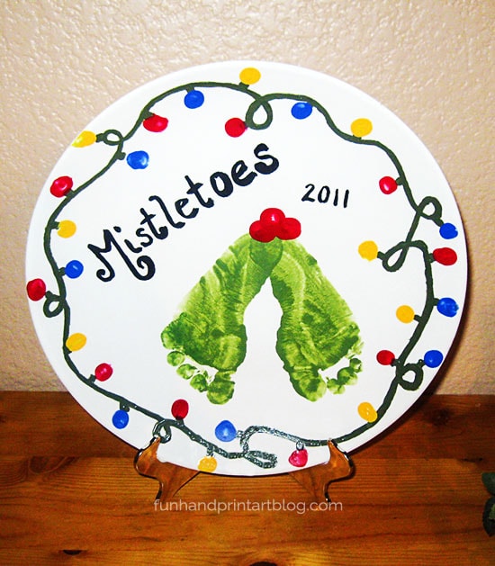 DIY Decorative Footprint Mistletoe Plate for Christmas - gift & decor idea