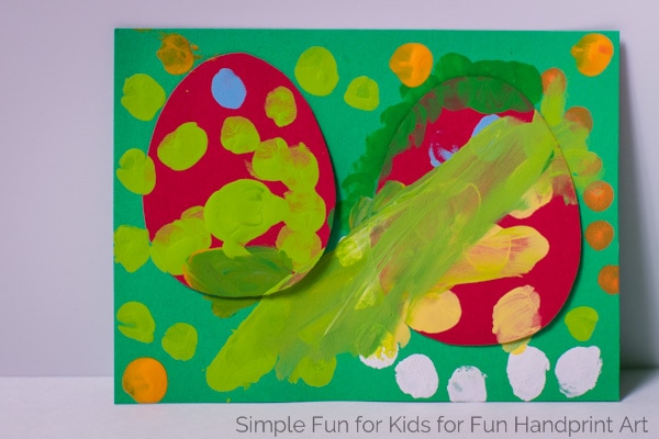 Fingerprint crafts are so much fun! Try this quick and simple resist technique and make Fingerprint Easter Egg Cards with your preschooler or kindergartner!