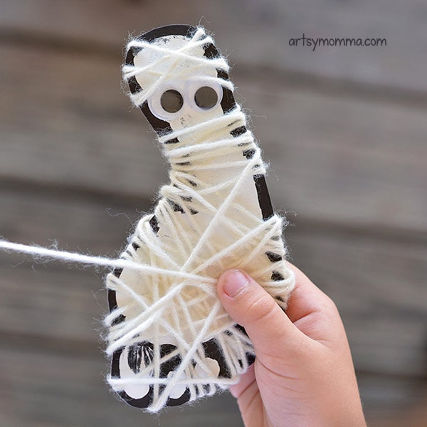 How to make a yarn wrapped footprint mummy craft for Halloween